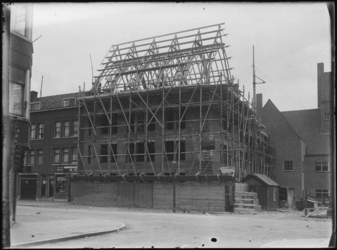 1976-4262 Op de voorgrond de bouw van Sint Franciscus Liefdewerk aan de Beijerlandsestraat op de hoek van de Brabantsestraat.