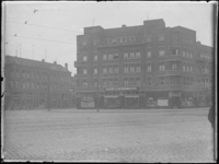 1976-4282 Op de voorgrond etagewoningen en winkels aan de Beijerlandselaan op de hoek van de Slaghekstraat.