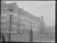 1976-4290 Woningen, de Economische Hogeschool en de koepel van de Gemeentelijke Zeevaartschool aan de Pieter de Hoochstraat.