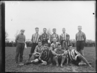 1976-4294 Voetbalelftal CVV uit Charlois.