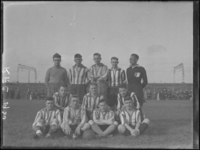 1976-4296 Voetbalelftal van R.F.C. Essenburgsingel.