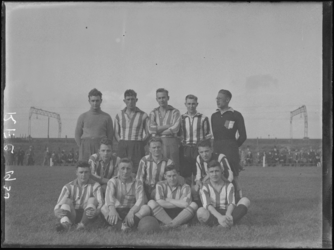 1976-4296 Voetbalelftal van R.F.C. Essenburgsingel.