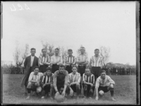 1976-4303 Een elftal van voetbalvereniging DCL, De Charloisse Leeuw.