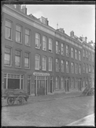 1976-4370 Panden in de Rembrandtstraat in het Oude Noorden. Wagenverhuurbedrijf Holleman.