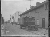 1976-4394 Transport met vrachtauto in de Ertsstraat op Katendrecht. Op de achtergrond de gebouwen van N.V. ...
