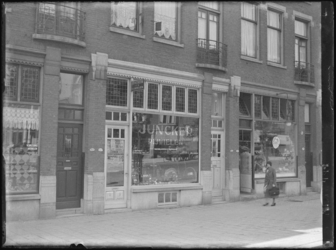 1976-4396 Winkels in de Vierambachtsstraat. Etalage van de rijwielhandel Van Zetten op nummer 92a.