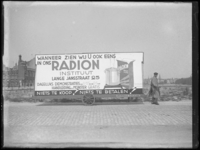 1976-4398 Reclamewagen voor het wasmiddel Radion in de Rochussenstraat.