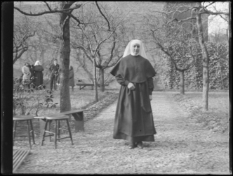 1976-4412 Kloosterzuster. Zuster van het Zusterhuis Het Heilig Hart.