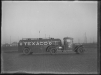 1976-4421 Een tankwagen van Texaco. De wagen van de N.V. Texas Company staat opgesteld aan de Marconistraat nabij de ...