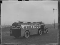 1976-4422 Een tankwagen van Texaco. De wagen van de N.V. Texas Company staat opgesteld aan de Marconistraat nabij de ...