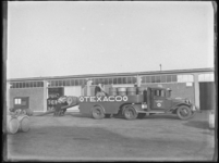 1976-4438 Opladen van olievaten. Vrachtwagen van Texaco.