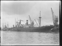 1976-4452 Aan de kade van de Lekhaven ligt het schip ss Matsuye Maru.