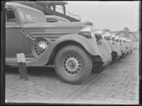 1976-4483 Lading personenauto's. Dodge personenauto's op de kade Rijnhaven Noordzijde.