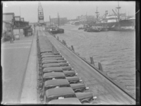 1976-4487 De Rijnhaven aan de noordzijde met op de kade opgestelde personenauto's van het merk Dodge, aangekomen per ...