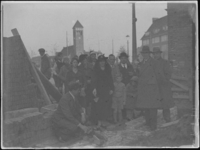 1976-4497 Het leggen van de eerste steen van de Breepleinkerk op hoek van de Randweg en het Breeplein. Op de ...