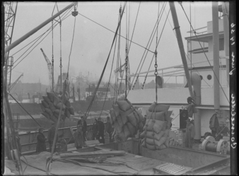 1976-4535 Havenarbeid. Lossen van zeeschepen bij Frans Swarttouw.