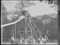1976-4542 Speeltuin de Rotterdamsche Diergaarde. Kinderen staan in de rij voor de glijbaan in de dierentuin.