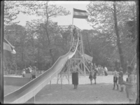 1976-4543 Speeltuin van de Rotterdamsche Diergaarde. Kinderen op de glijbaan en in de zandbak op het speelterrein van ...