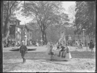 1976-4545 Speelplaats Rotterdamsche Diergaarde. Kinderen op de speelplaats in de dierentuin.