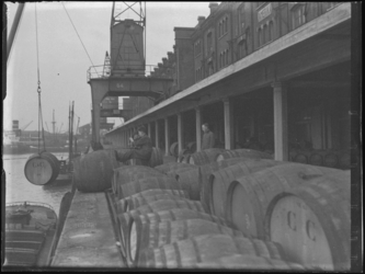 1976-4563 Het lossen van vaten wijn in de Entrepothaven.