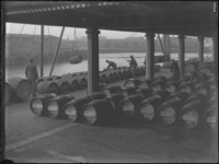 1976-4568 Het lossen van vaten wijn in de Entrepothaven.
