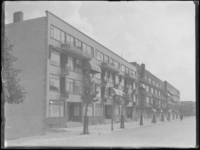 1976-4593 Gevels van appartementen aan de Schepenstraat.