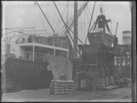 1976-4606 Laden en lossen van schepen.
