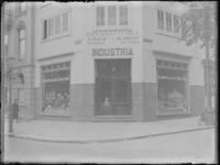 1976-4614 Etalages van de sigarenwinkel Industria aan de Nieuwe Binnenweg, hoek 's-Gravendijkwal (rechts).