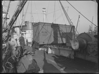 1976-4638 Laden en lossen van een schip in de Merwehaven.