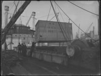 1976-4639 Laden en lossen van een schip in de Merwehaven.
