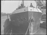 1976-4661 De beschadigde boeg van het schip Hoogland, bij een reparatiewerf.