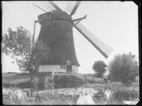 1976-4689 Molen aan het water in Terbregge.