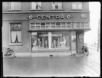 1976-4708 Winkelbedrijf van Centra A. van Eerdenburgh aan de Zwaanshals 44.
