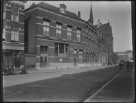 1976-4782 Gezicht in de Sint-Mariastraat. Op de achtergrond de West-Kruiskade en links de Sint-Josephkerk.