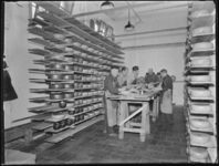 1976-4818 Het inpakken van kaas voor export in het bedrijfsgebouw van Betz & Jay aan de Speedwellstraat op nr. 7.