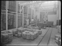 1976-4819 Het verpakken van kaas voor export in het bedrijfsgebouw van Betz & Jay aan de Speedwellstraat op nr. 7.