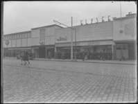 1976-4894 Rijen mensen voor Elysée, een noodwinkel op de Mathenesserlaan.