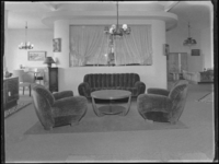 1976-4947 Interieur van een woonkamer met bankstel en salontafel in een meubelzaak.