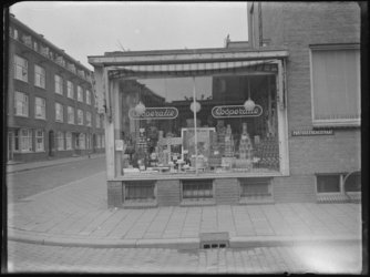 1976-4962 De coöperatieve kruidenierswinkel van de Voorwaarts , op de hoek van de Portugesestraat en de Russischestraat ...