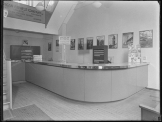 1976-5028 Het interieur van de winkel American Express, Bankiers, Expediteurs en Reisbureau op de Meent 120.