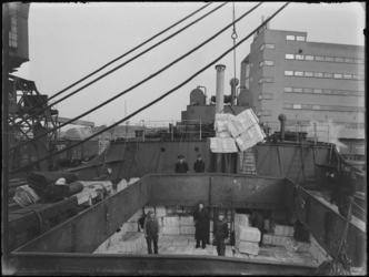 1976-5032 Het Laden en lossen van grote pakketten vanuit een schip in de Lekhaven.
