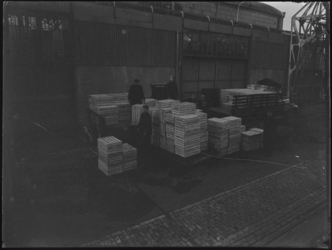 1976-5043 Laden en lossen van houten kisten van een dekruimte van een schip aan de kade.