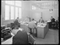 1976-5100 Personeel aan het werk op het kantoor van de firma Kaufmann (Kaufmann's huidenhandel) aan de Westzeedijk. Aan ...