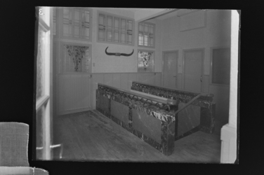 1976-5107 Een interieurfoto van de hal met trap, marmer en glas-in-lood ramen in het kantoor van de firma Kaufmann ...