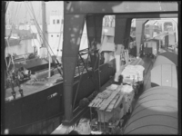 1976-5249 Het laden en lossen van aardappels in de haven. In opdracht van Fr. Niericker.