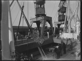 1976-5410 Het laden en lossen van goederen aan de Merwehaven bij Cornelis Swarttouw, vanaf het schip de Emilie Maersk.