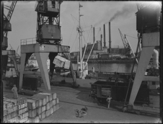1976-5412 Het laden en lossen van goederen aan de Merwehaven bij Cornelis Swarttouw, vanaf het schip de Emilie Maersk.