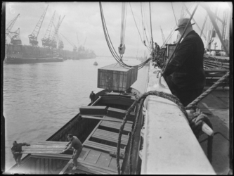 1976-5416 Het laden en lossen van goederen aan de Merwehaven bij Cornelis Swarttouw, vanaf het schip de Emilie Maersk.