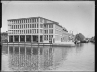 1976-5496 Middenkous met het gebouw van het azijnbedrijf Tromp en Rueb aan de Voorhaven.