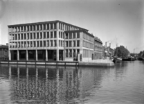 1976-5496-2 Middenkous met het gebouw van het azijnbedrijf Tromp en Rueb aan de Voorhaven.